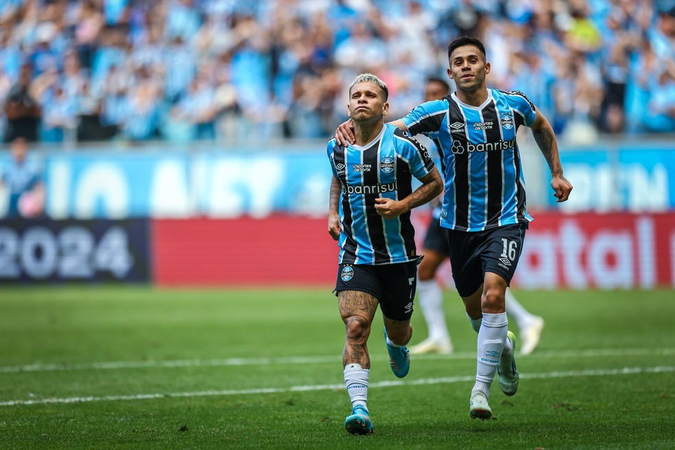 Soteldo e Aravena comemoram gol do Grêmio — Foto: Lucas Uebel/Grêmio