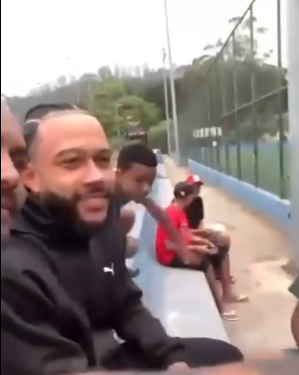 Memphis acompanha jogo bairro de São Bernardo do Campo — Foto: Reprodução/Instagram