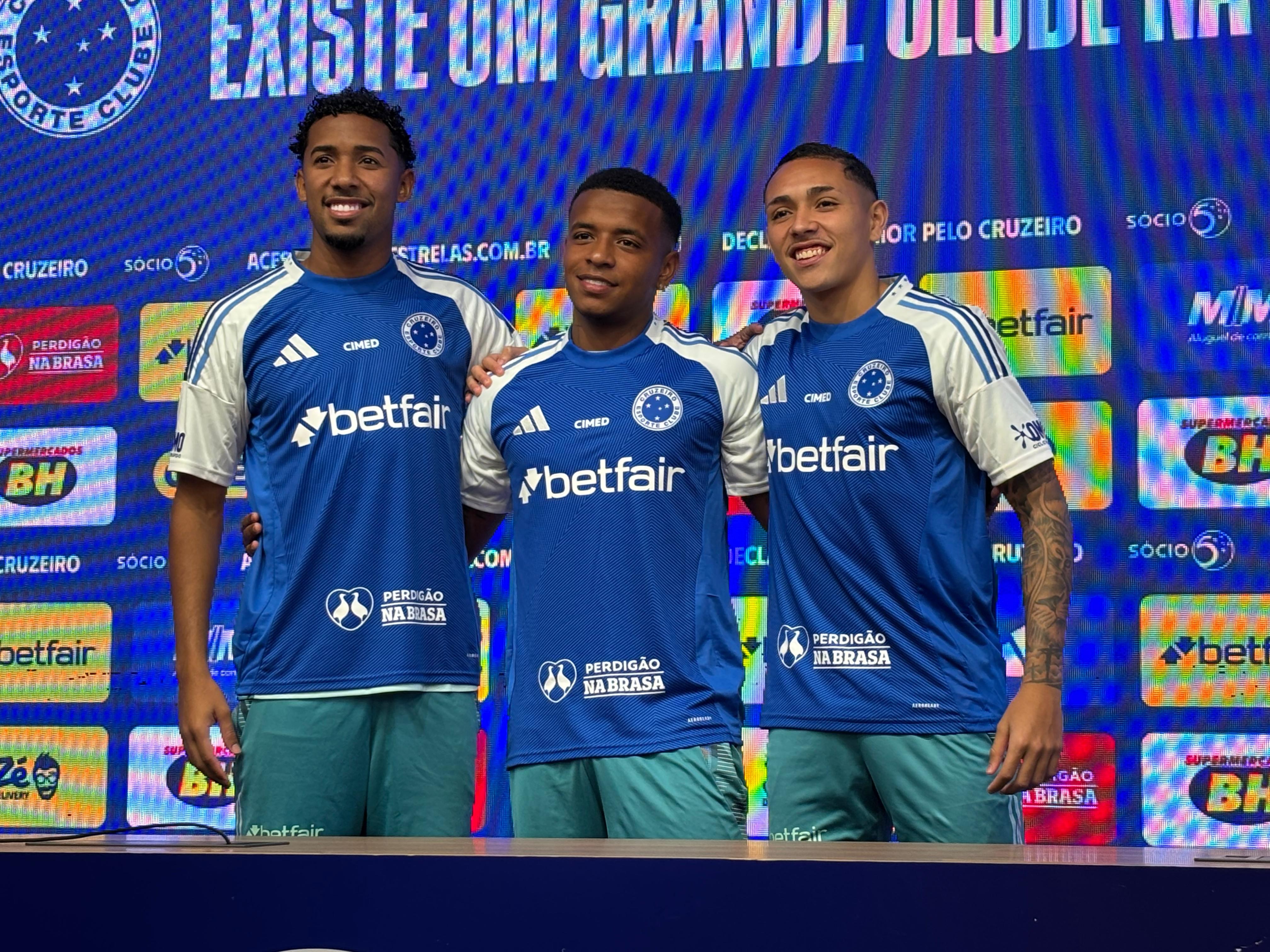 Cruzeiro apresenta trio de reforços e prepara para clássico
