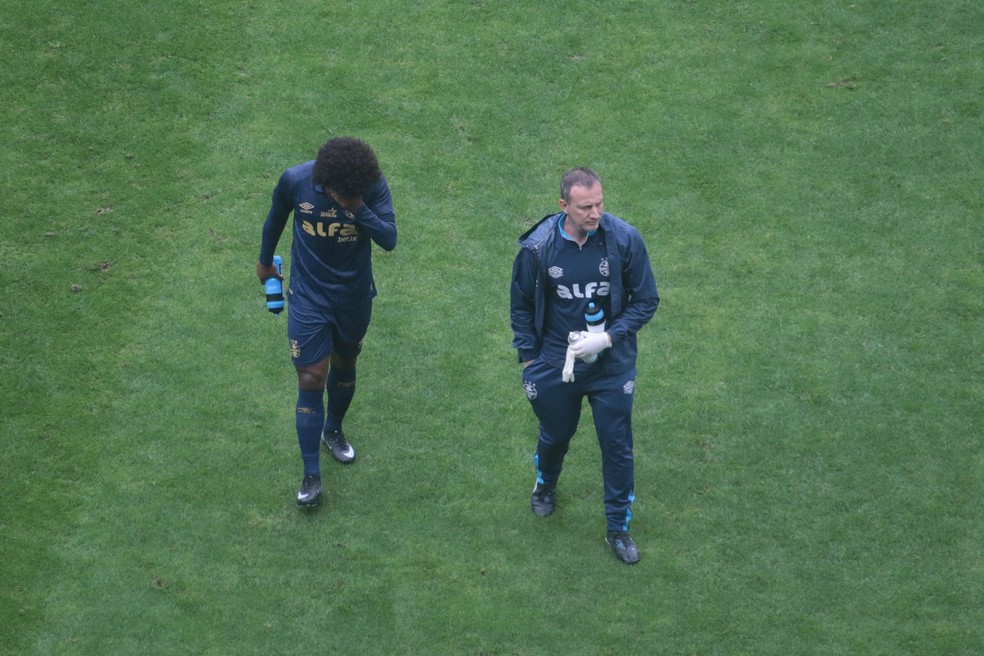 Willian é substituído no Grêmio ainda no primeiro tempo — Foto: Gabriel Girardon
