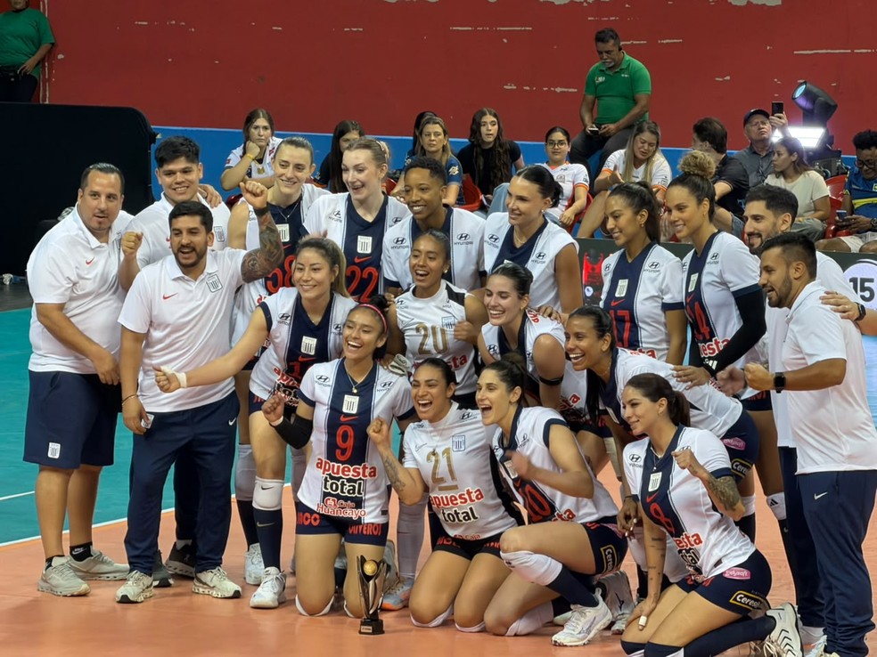 Alianza Lima termina a Brasil Cup em 4º lugar e recebe troféu de participação — Foto: Beatriz Reis / ge