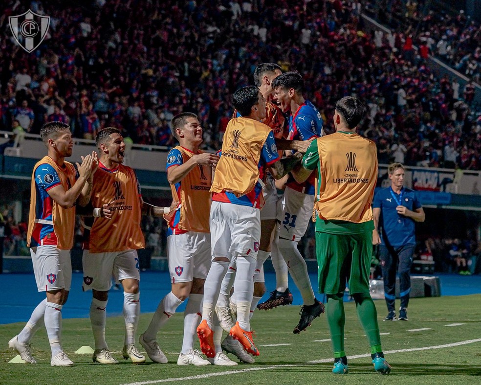Jogadores do Cerro Porteño comemoram em vitória sobre o Curicó Unido — Foto: Reprodução/Twitter