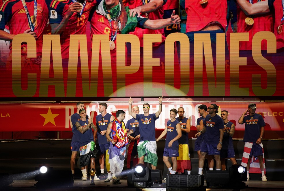 Jogadores da Espanha comemoraram em praça em Madri — Foto: Reuters