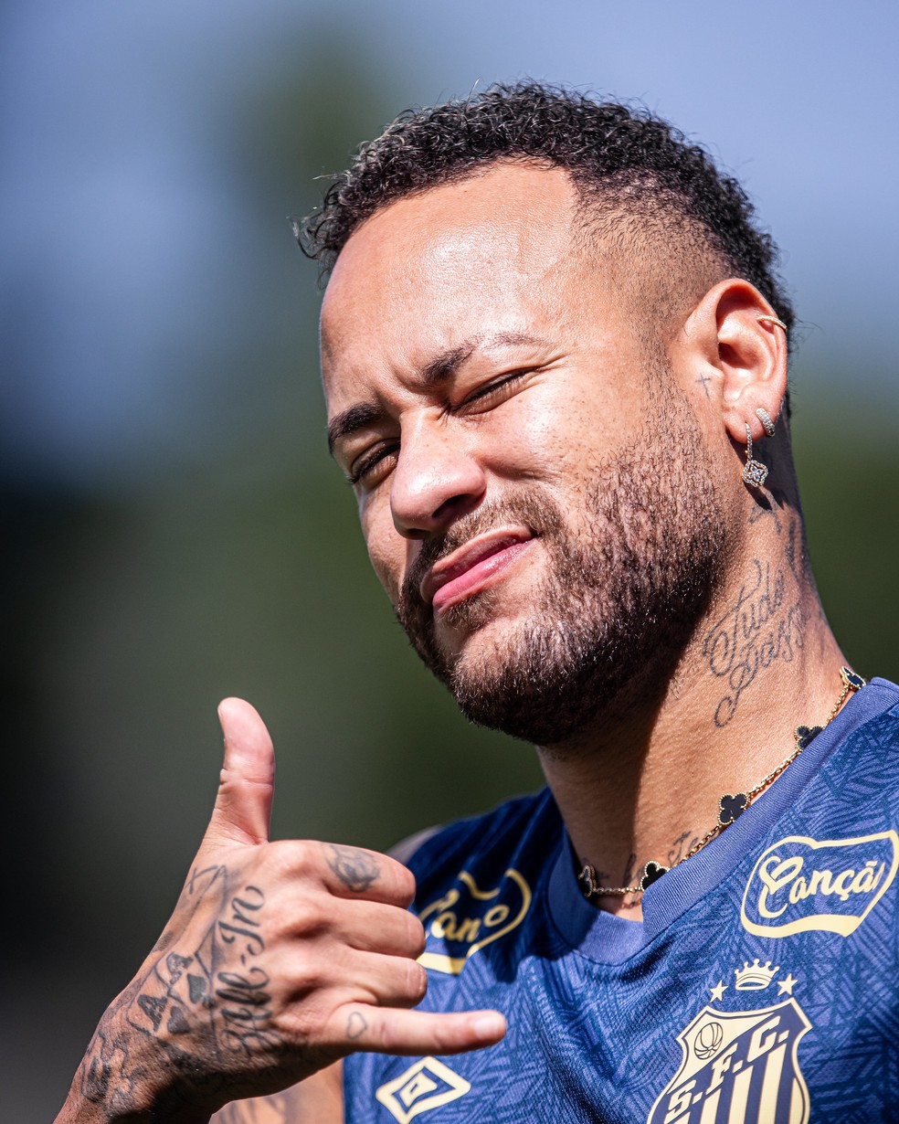 Neymar treina durante folga do elenco — Foto: Raul Baretta/Santos