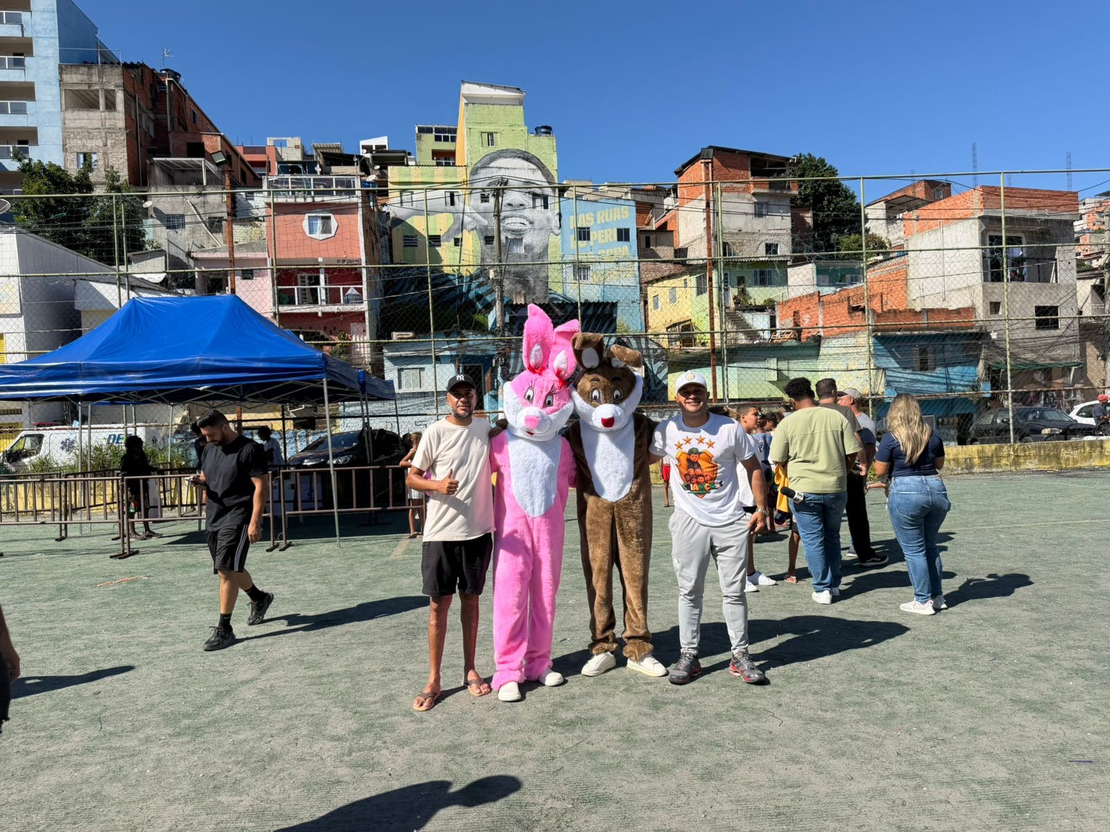 Gabriel Jesus Celebra Páscoa com Ação Social no Jardim Peri, Reforçando Suas Raízes