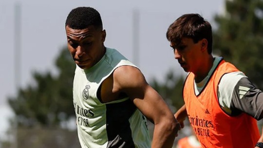 Mbappé exibe chuteira especial em treino do Real Madrid às vésperas da Copa do Mundo - Real estreia na quarta-feira contra o Al-Hilal