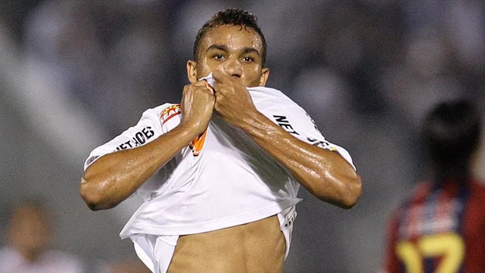 Danilo pelo Santos na Libertadores de 2011 — Foto: AP