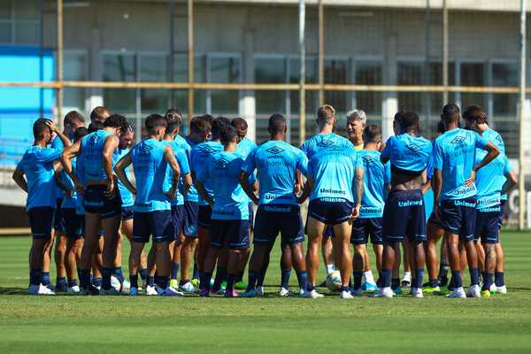 Grêmio adota formação com três zagueiros para clássico contra Internacional.