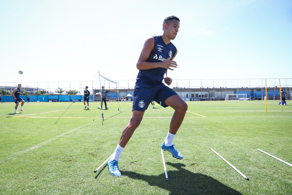 ESTÁ TRAVADA! Jornalista revela bastidores da renovação de Gustavo Martins