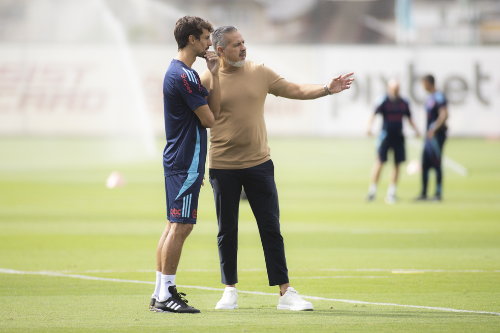 Rodrigo Caio e José Boto conversam durante treino do Flamengo — Foto: Adriano Fontes/Flamengo
