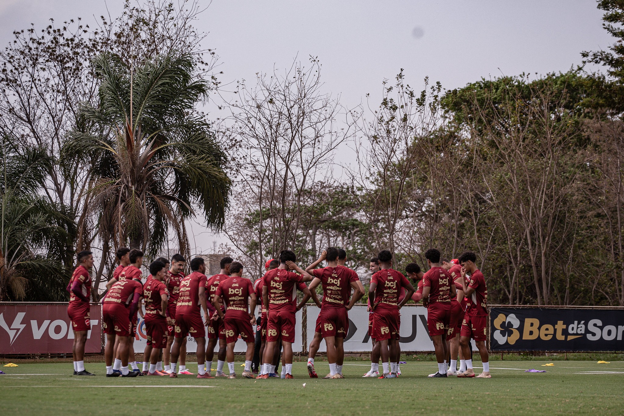 Vila perde posições e entra pressionado no clássico após goleada sofrida