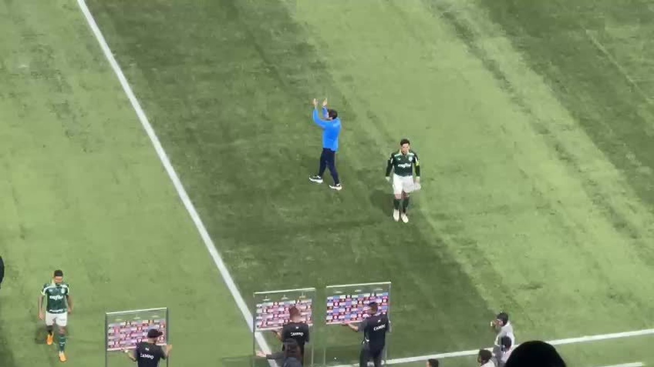 Abel Ferreira aplaude torcida do Palmeiras após vitória contra o Barcelona na Libertadores