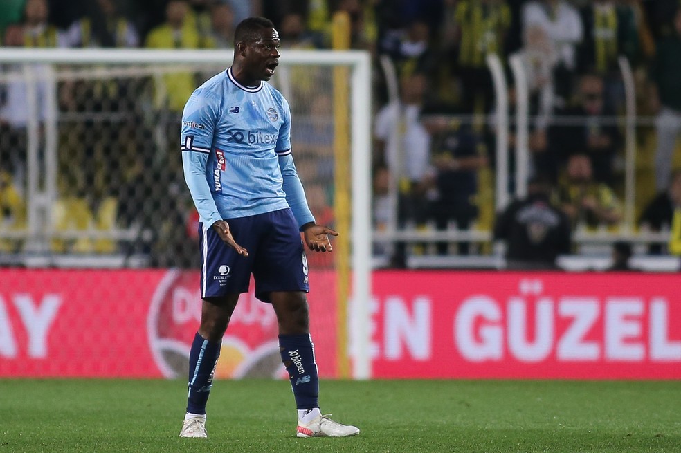 Balotelli em partida do Adana Demirspor em abril — Foto: Ahmad Mora/Getty Images