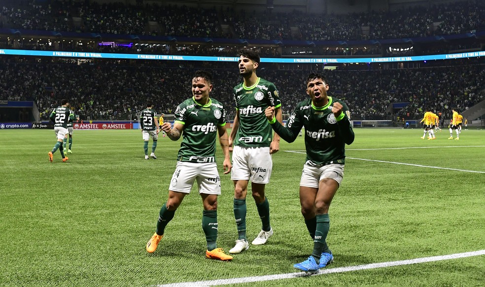 Artur, Rony e Flaco López comemoram o gol do Palmeiras contra o Barcelona-EQU, na quinta rodada da fase de grupos da Libertadores — Foto: Marcos Ribolli