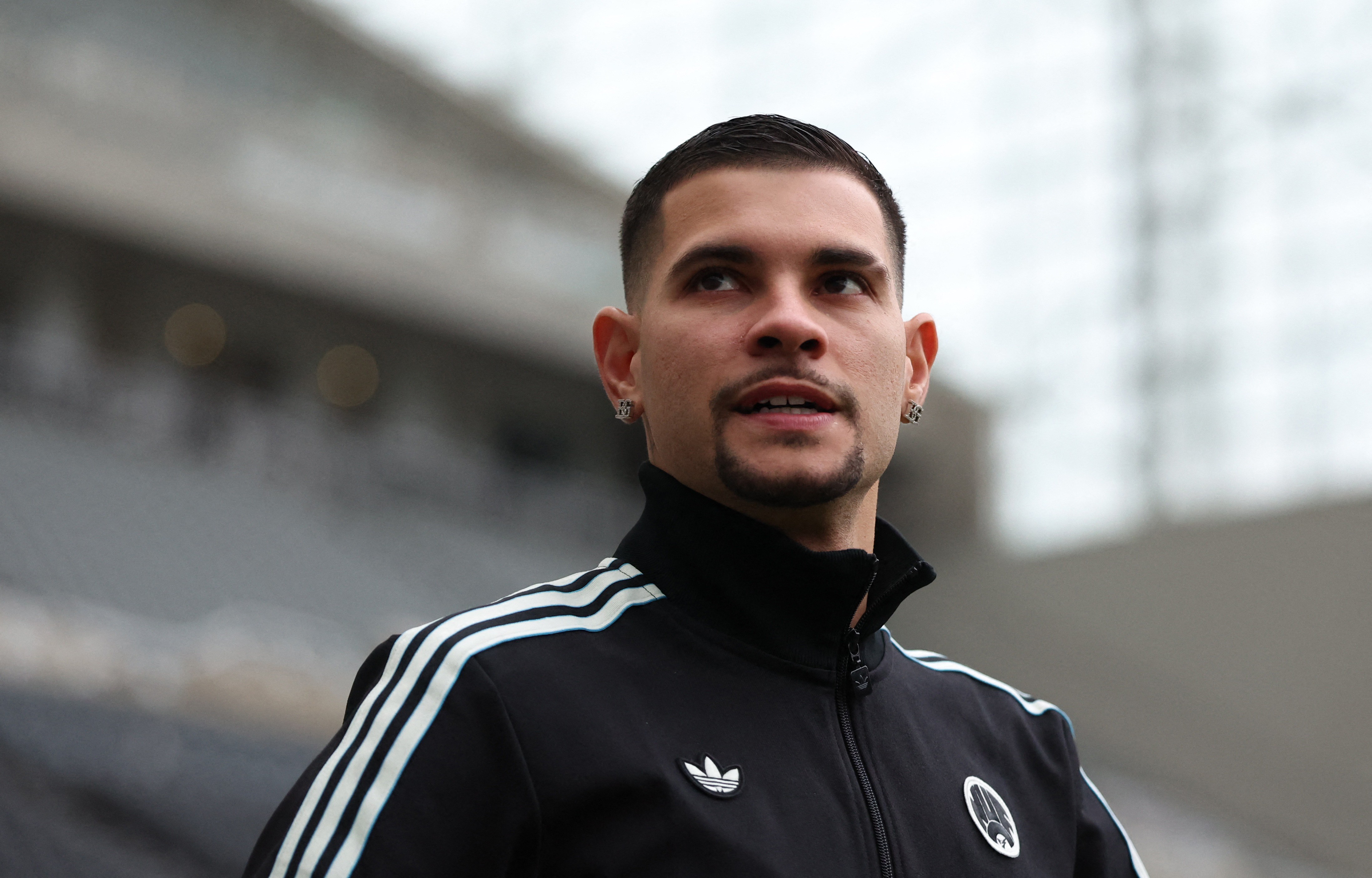 Bruno Guimarães chega ao Brasil na segunda para tratar lesão grau 3 na coxa