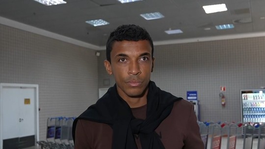 Luiz Gustavo chega para assinar com o Athletico e lamenta crise no São Paulo: "Triste para o futebol"