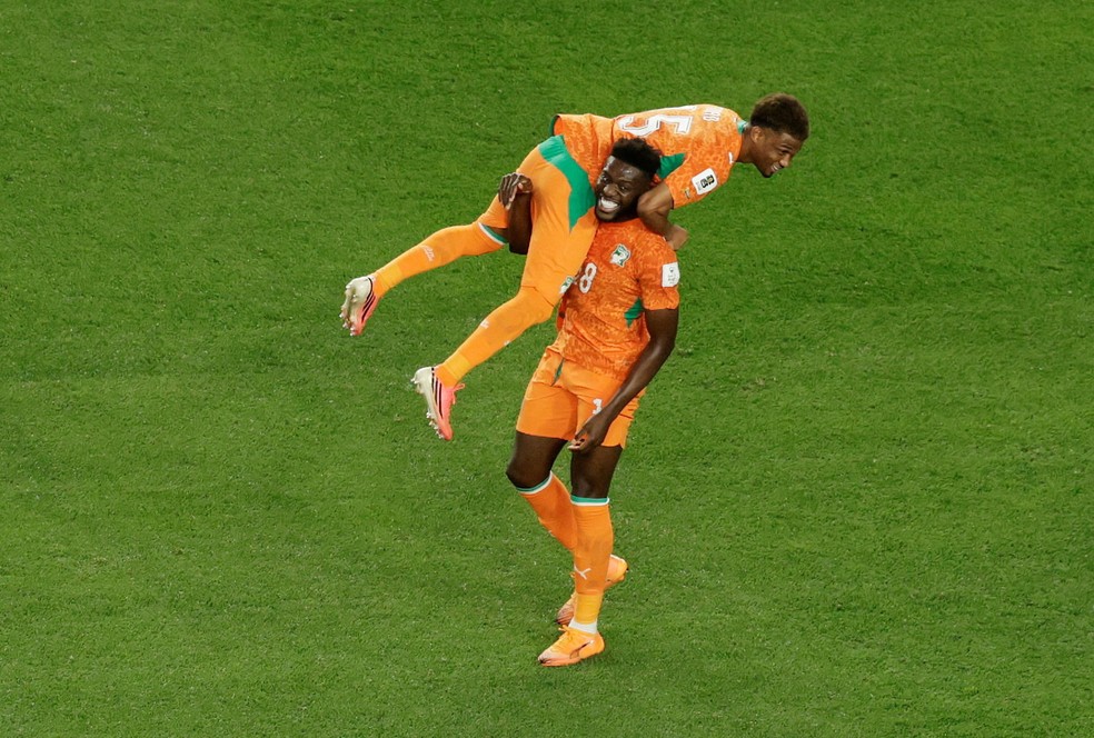 Sangaré carrega Amid Diallo após gol da vitória da Costa do Marfim