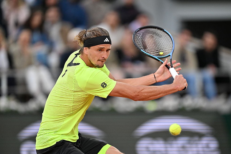 Alexander Zverev em ação pelas quartas de final de Roland Garros — Foto: Getty Images