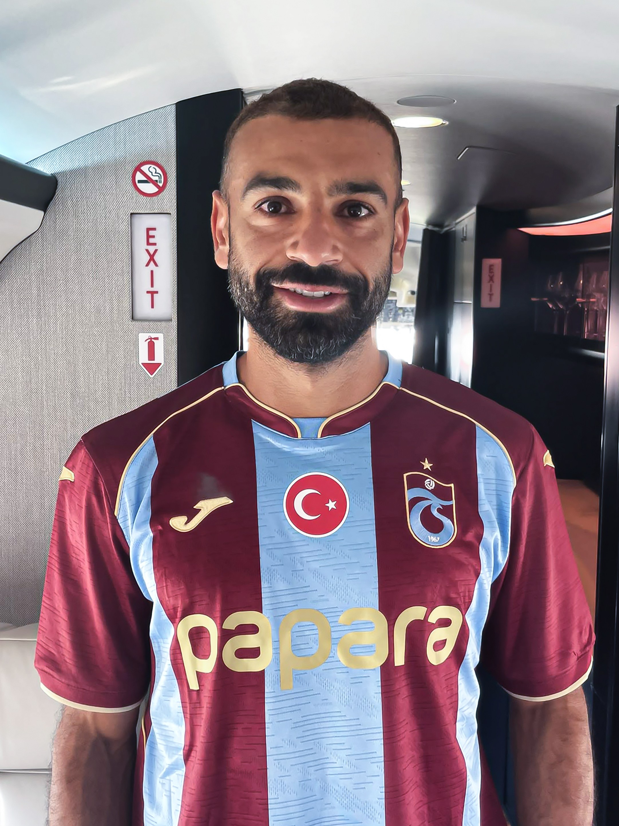 Salah chega à Turquia, veste camisa do Trabzonspor e manda recado à torcida