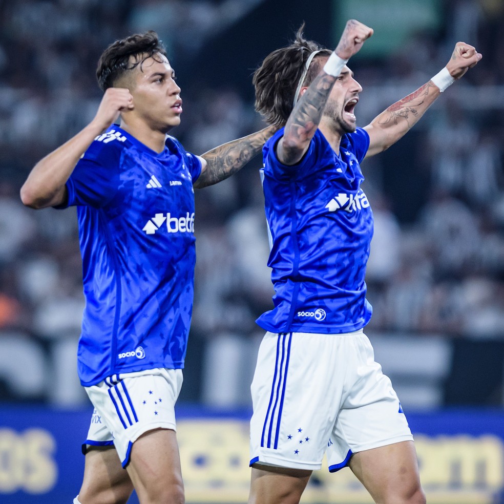 Kaio Jorge e Lautaro Díaz comemoram gol do Cruzeiro