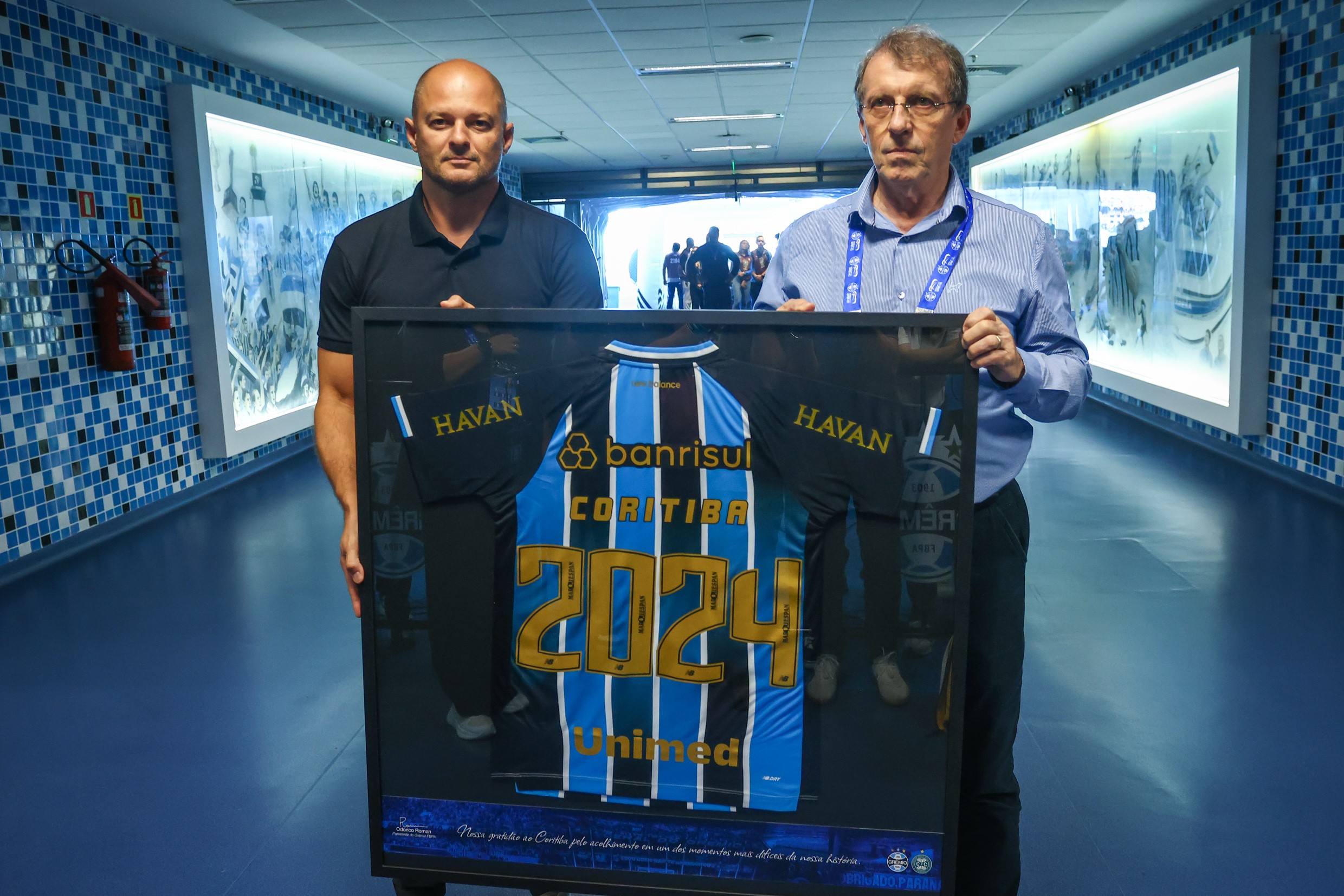 Grêmio faz homenagem ao Coritiba por ajuda durante as enchentes; veja
