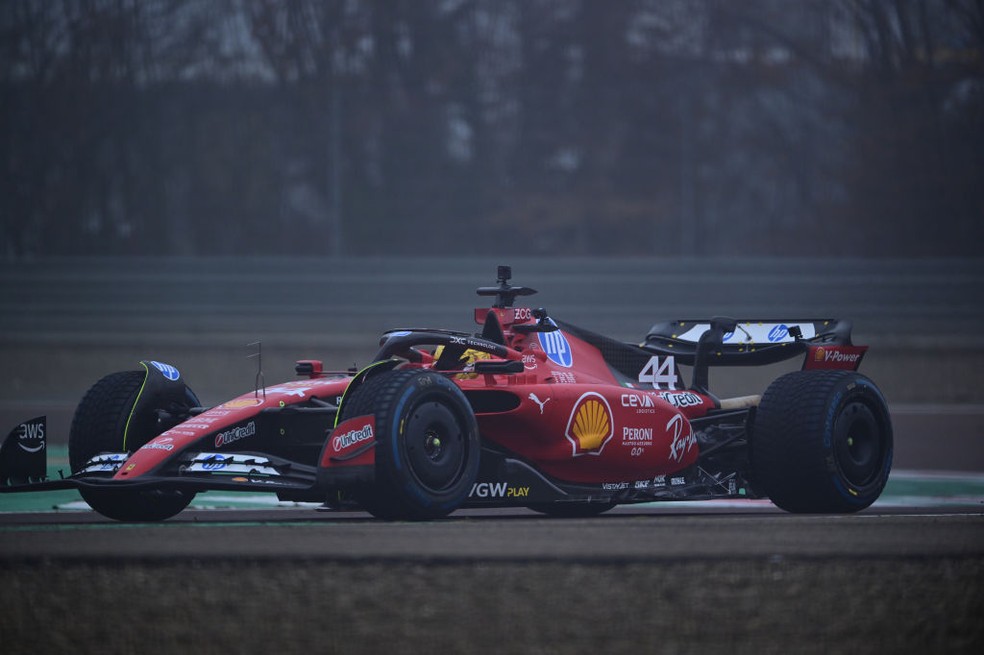 Lewis Hamilton dirige carro da Ferrari em teste na Itália — Foto: Andrea Diodato/NurPhoto via Getty Images