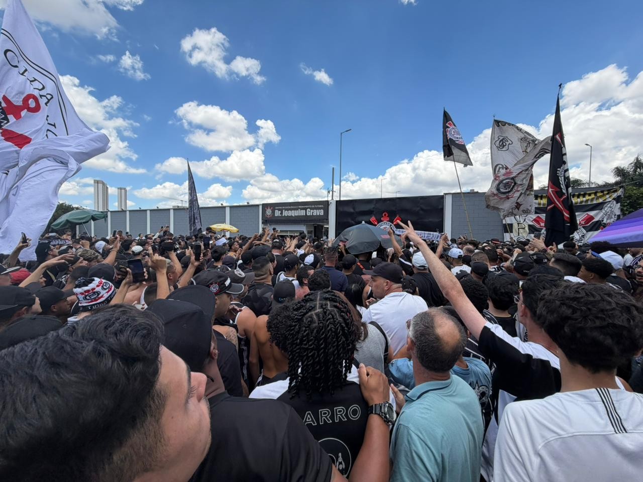 Torcida do Corinthians faz festa em frente ao CT antes de viagem para final da Copa do Brasil; veja vídeos | Ge