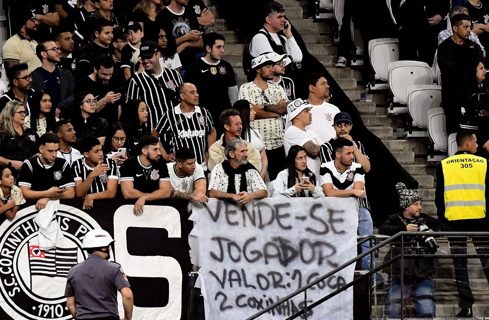 Protesto da torcida do Corinthians contra o Liverpool (URU) — Foto: Marcos Ribolli