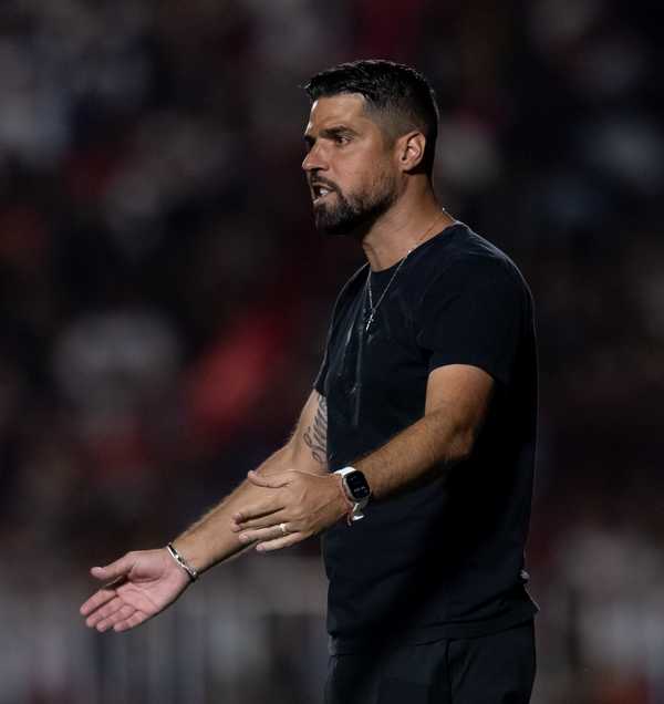 Crise afeta elenco e diretor pede reforços ao Corinthians: 