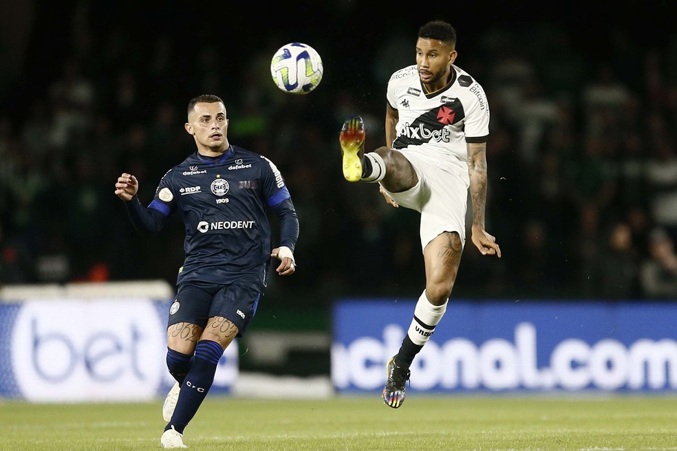 Jair divide bola com Bruno Gomes em Coritiba x Vasco  — Foto: Daniel RAMALHO/VASCO