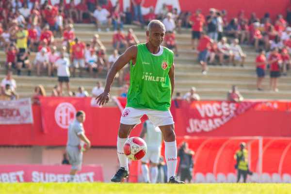 Romário concorda com punição, mas defende Gabigol em polêmica com Flamengo