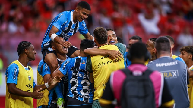 Jogadores do Grêmio comemoram gol de Gustavo Martins no Gre-Nal 451