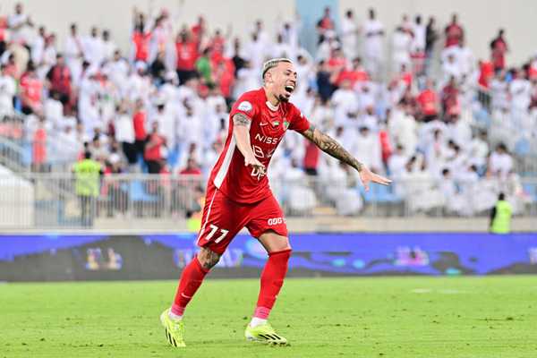 Guilherme Bala impressiona no Shabab Al Ahli e é elogiado por Sousa
