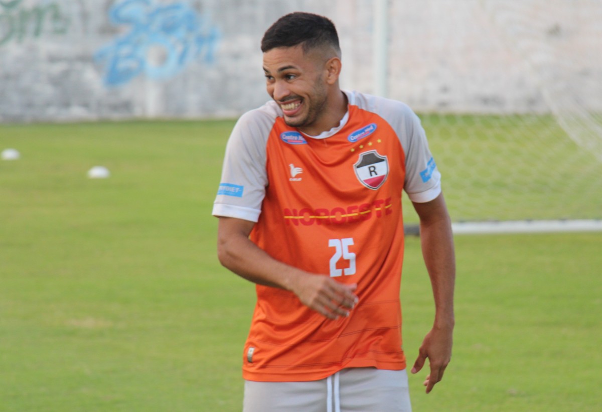 De olho no mercado, Roney não será apresentado com o elenco do River no ...