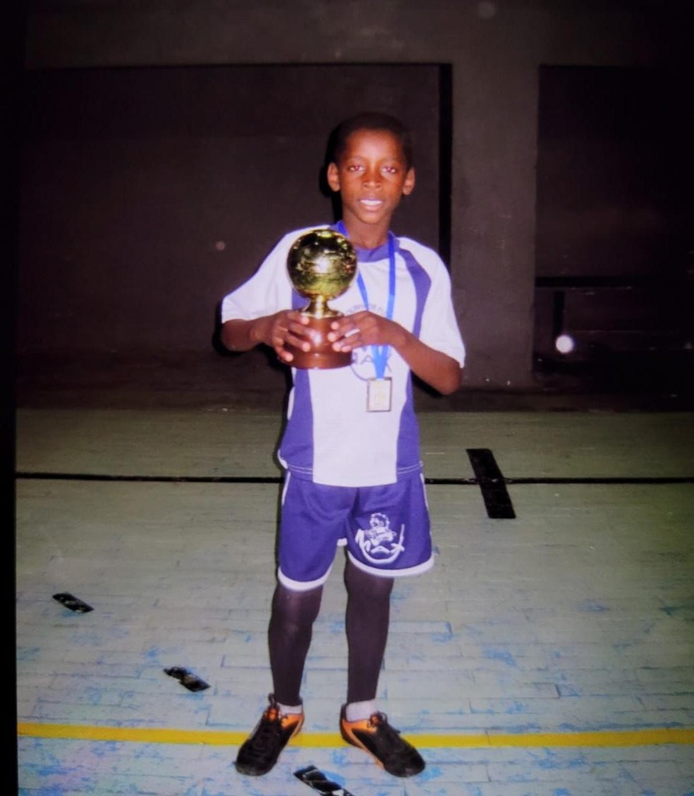 Luiz Henrique com troféu de artilheiro na escolinha em Petrópolis — Foto: Arquivo pessoal
