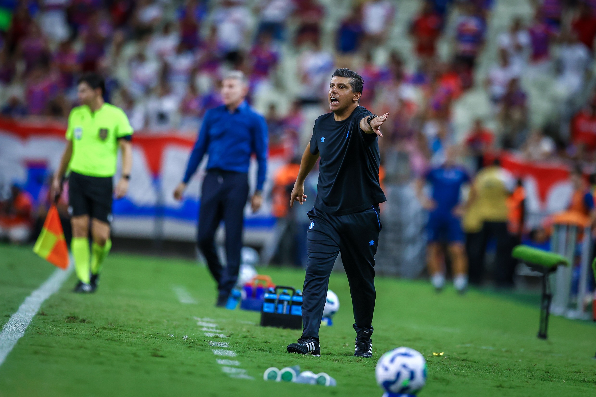 Auxiliar de Mano cita jogadores do Grêmio 