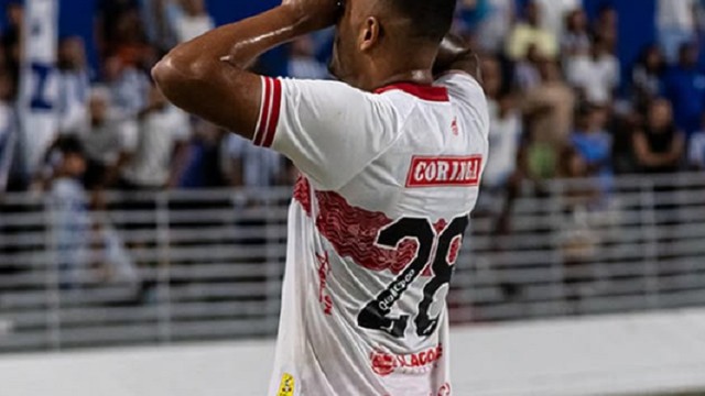 Mikael comemora gol do CRB contra o CSA