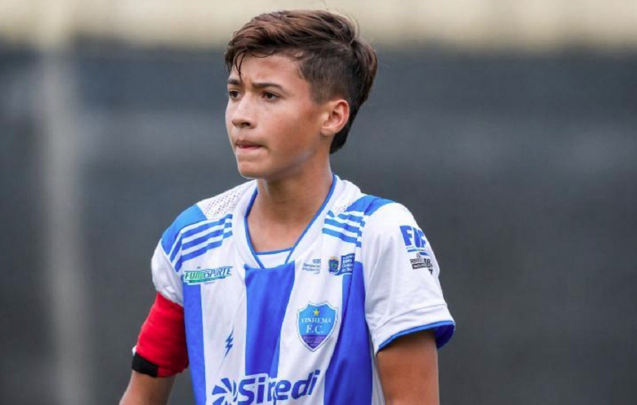 Craque do ge: driblador e batedor de faltas, atacante de 14 anos marca golaço com curva