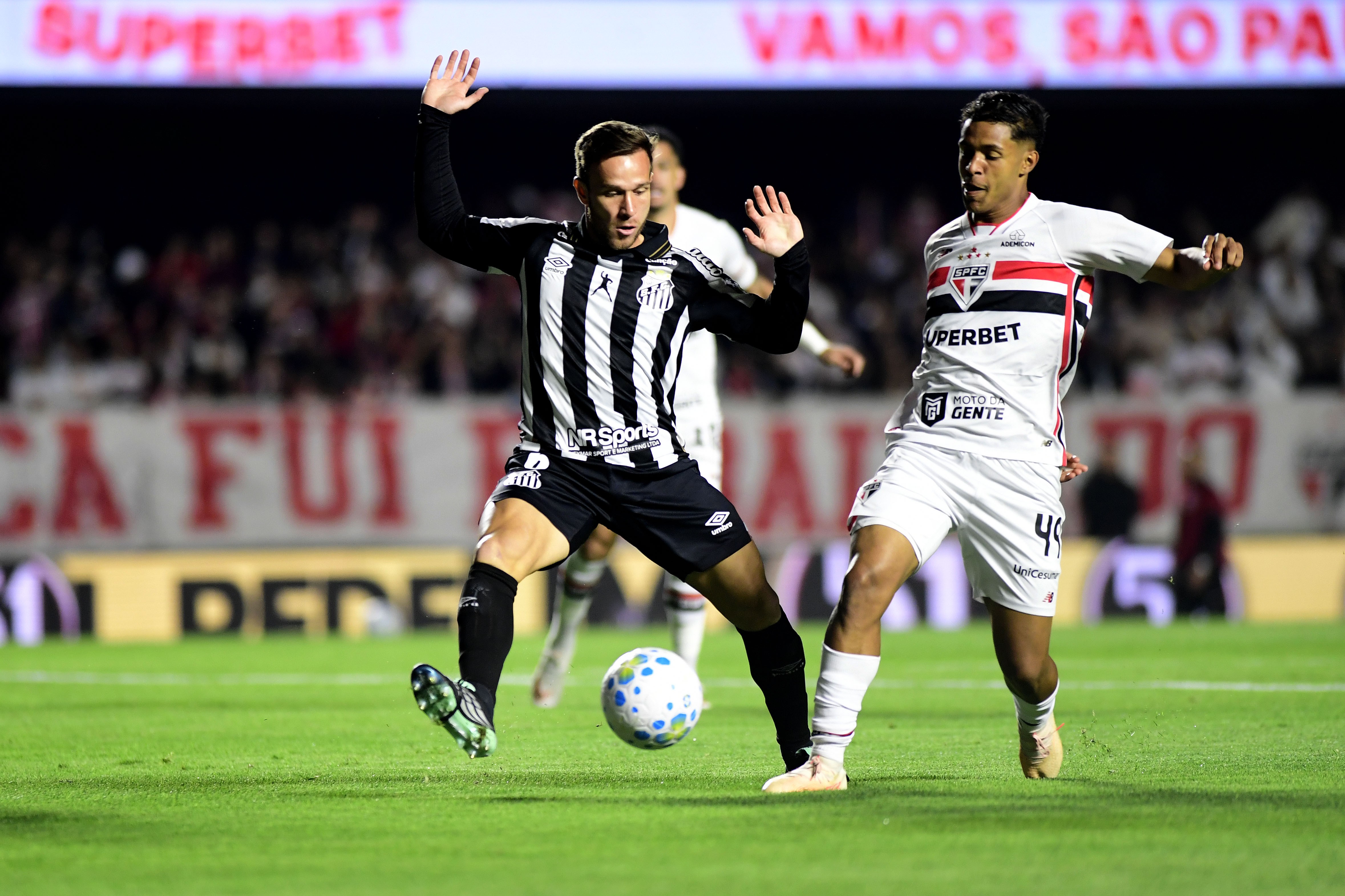 Arthur sente incômodo na coxa direita, é substituído e vira dúvida no Santos