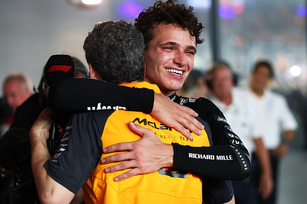 Norris abraça Andrea Stella e comemora título de construtores da McLaren — Foto: Zak Mauger/LAT Images