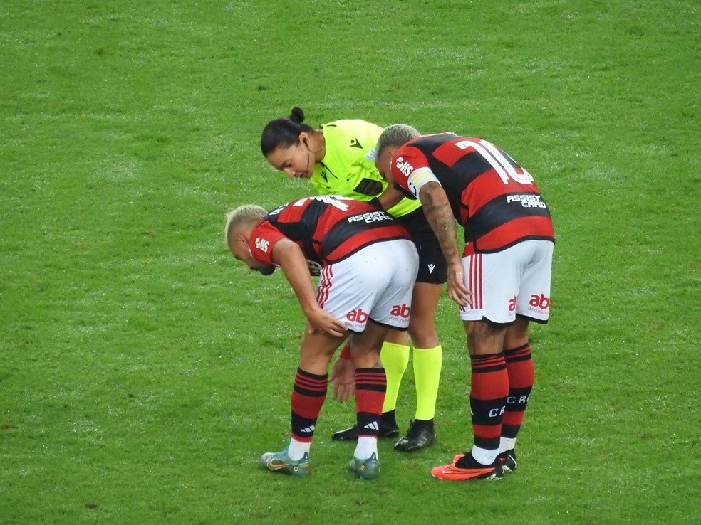 Arrascaeta, do Flamengo, com dores no músculo posterior da coxa esquerda — Foto: Fred Gomes/ge