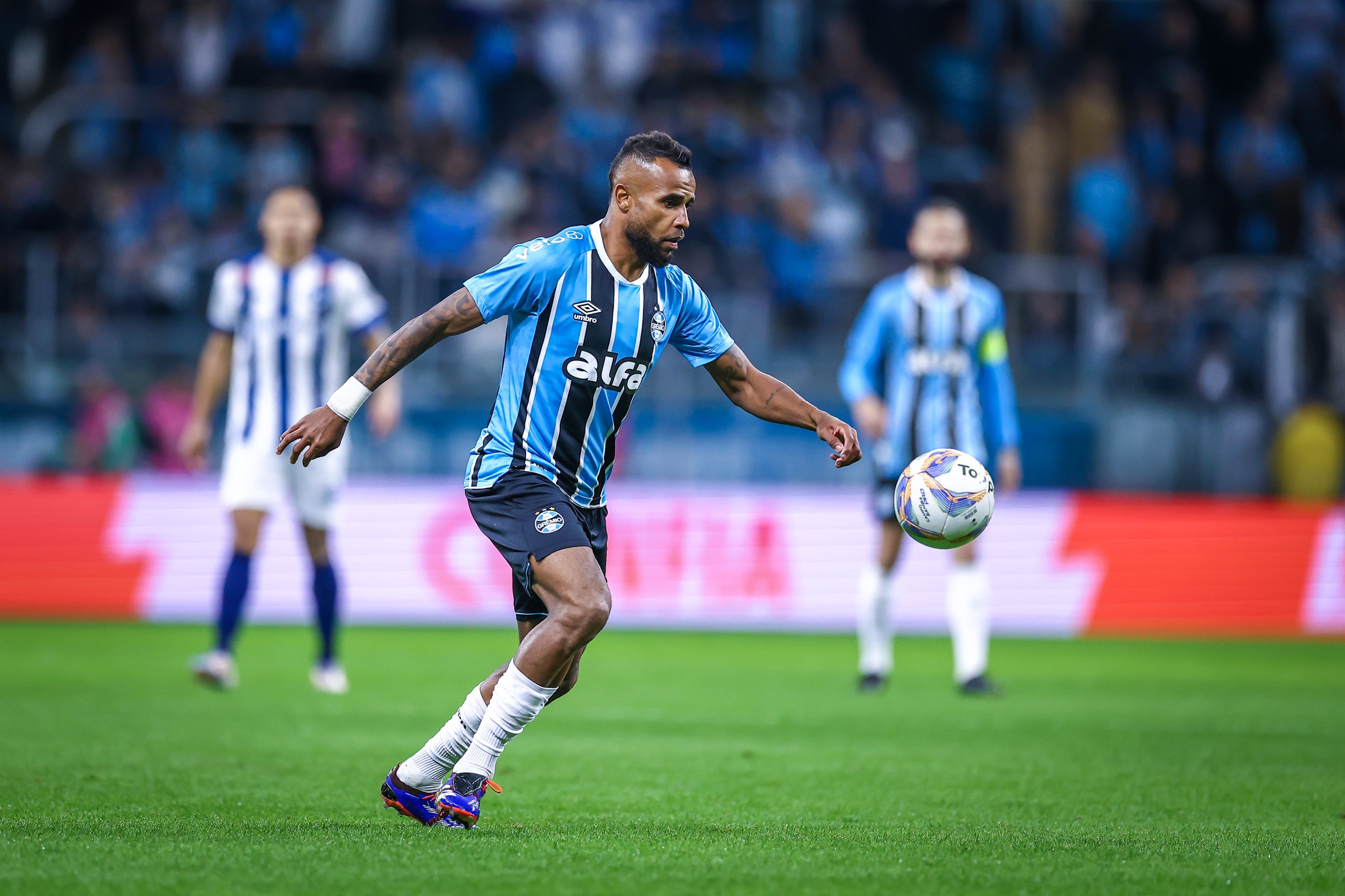 Estreia de Alex Santana pelo Grêmio recebe elogios de Mano Menezes