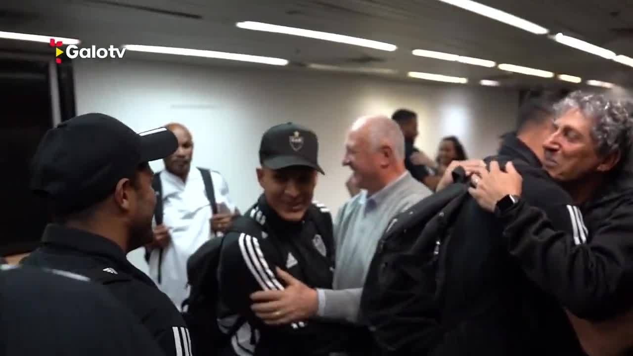 Atl&eacute;tico-MG desembarca no Rio de Janeiro, e elenco encontra com Felip&atilde;o