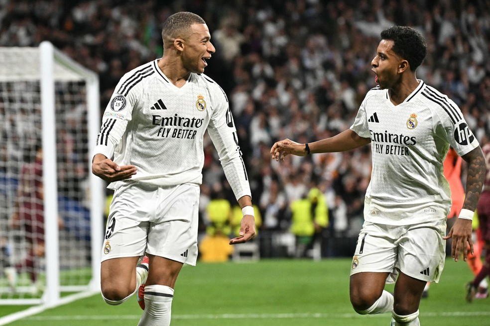Mbappé e Rodrygo comemoram um dos gols do Real Madrid na vitória sobre o Manchester City — Foto: JAVIER SORIANO / AFP