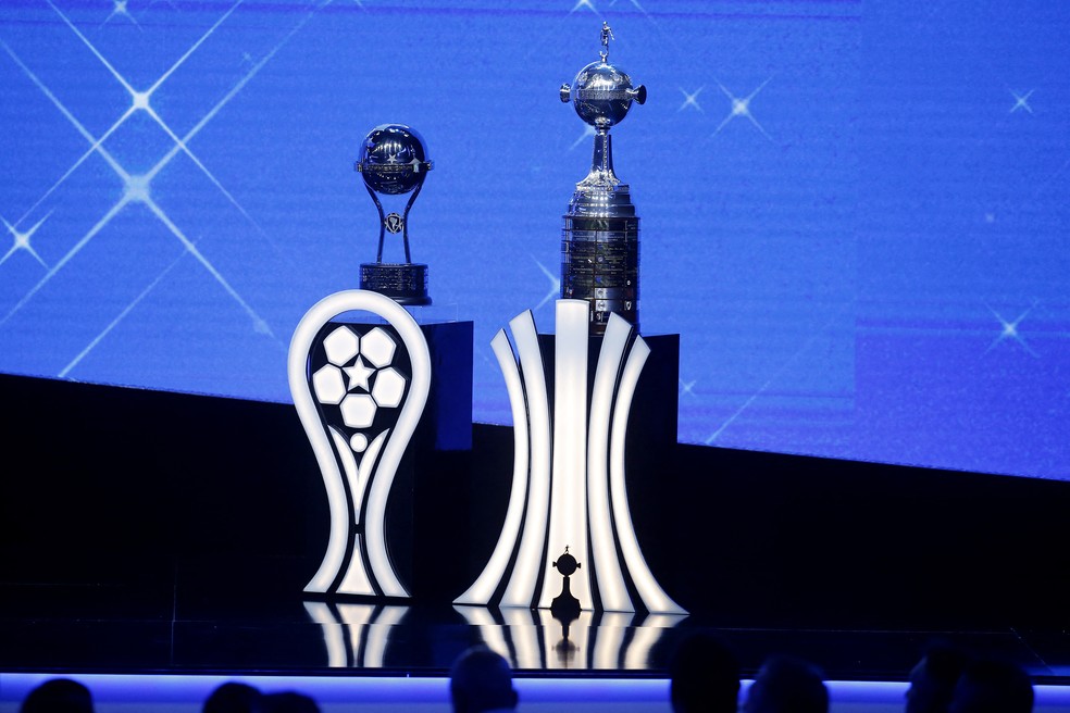 Taças da Conmebol Libertadores e da Sul-Americana — Foto: Reuters