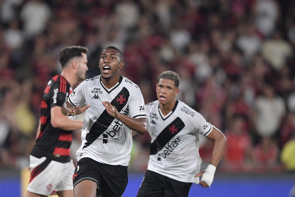 Rayan em ação pelo Vasco no Brasileirão.