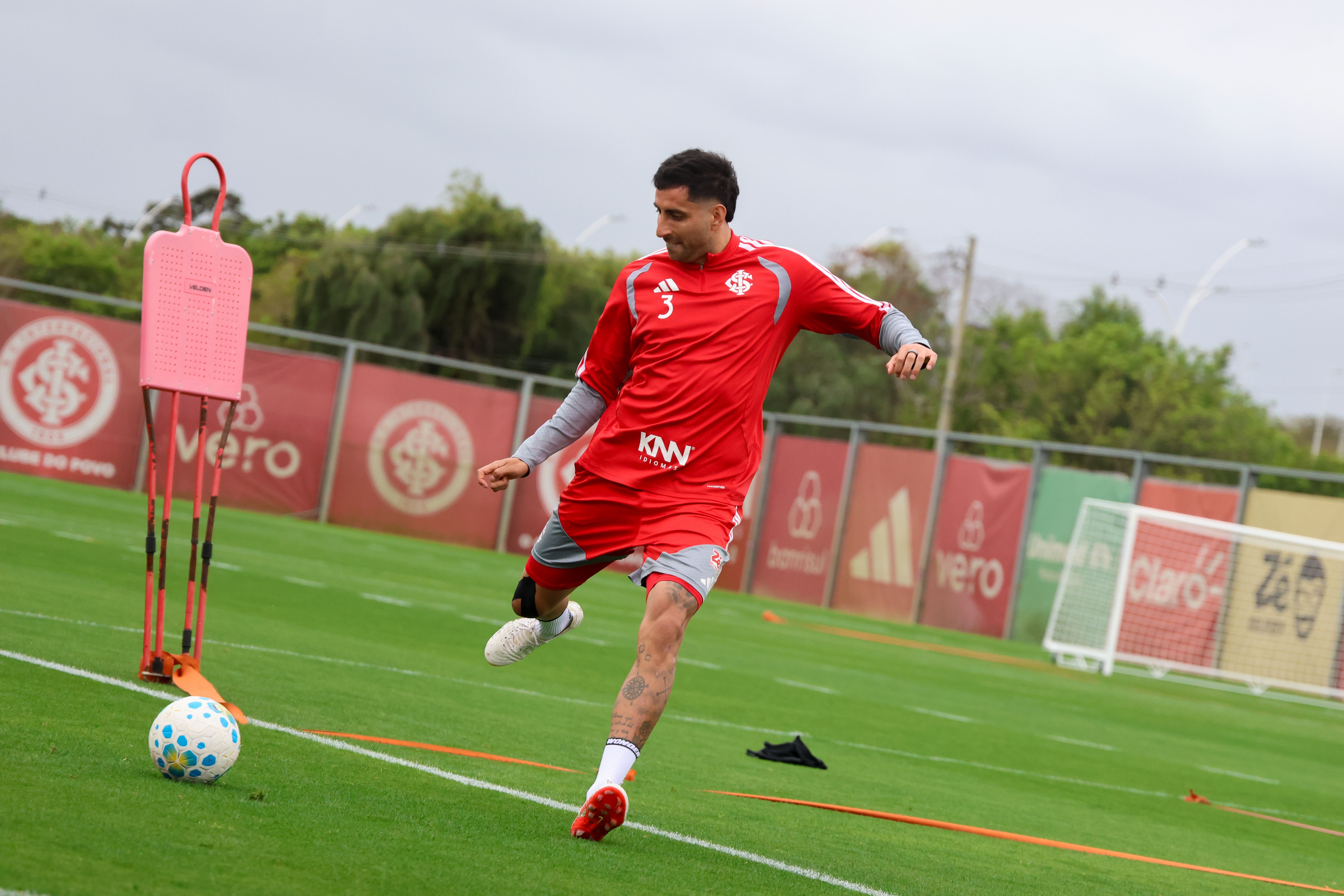 Com audiência no Chile remarcada, Maripán participa de treino do Inter