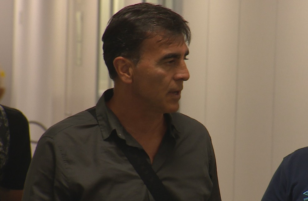 Gustavo Quinteros no desembarque no aeroporto Salgado Filho — Foto: Gabriel Bolfoni / RBS TV