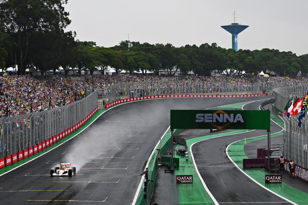 Lewis Hamilton dirigindo a icônica McLaren de Senna em homenagem no Autódromo de Interlagos — Foto: Rudy Carezzevoli/Getty Images