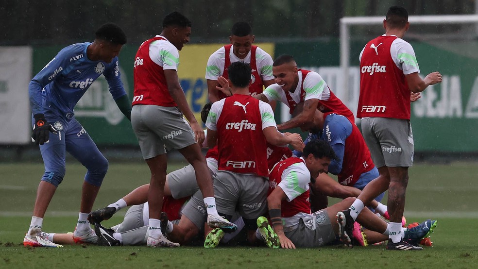 Jogadores do Palmeiras fazem montinho em Abel durante treino — Foto: Cesar Greco